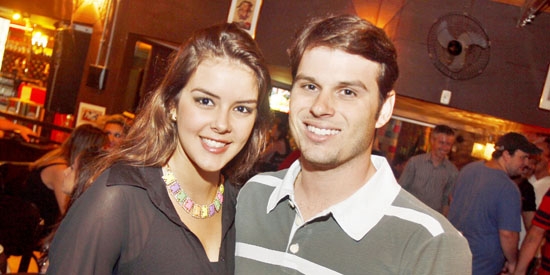 Carol Cintra e Rodrigo Toledo no bar Picanha na Tábua. Bonito casal!